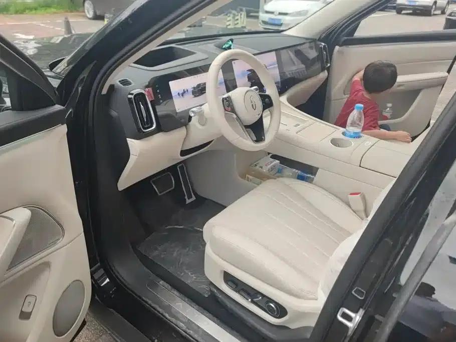 Wenjie M8 2025 Extended Range Max+ Version (53.4kWh, 6-seater, 192-line LiDAR) — миниатюра 9