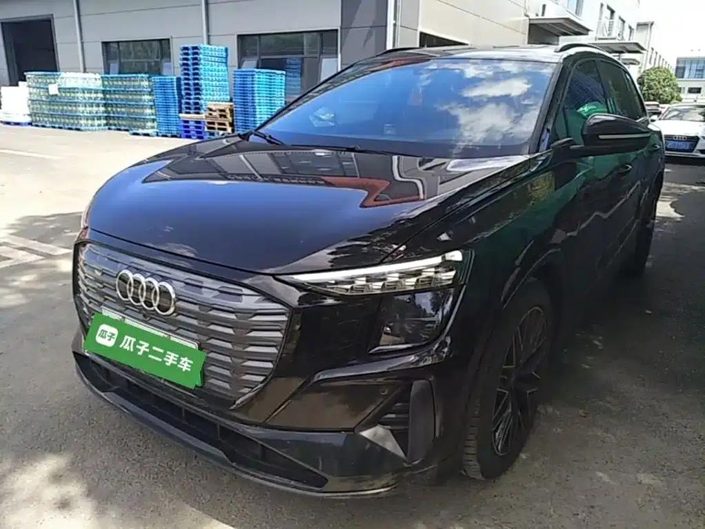 Audi Q5 e-tron 2022 Model 40 e-tron Star Edition Mech Suit — миниатюра 1