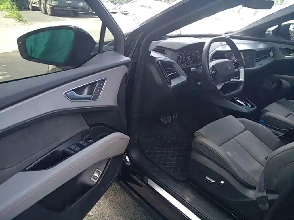 Audi Q5 e-tron 2022 Model 40 e-tron Star Edition Mech Suit — миниатюра 16