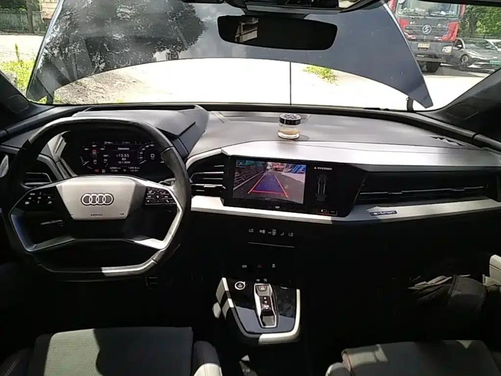 Audi Q5 e-tron 2022 Model 40 e-tron Star Edition Mech Suit — миниатюра 10