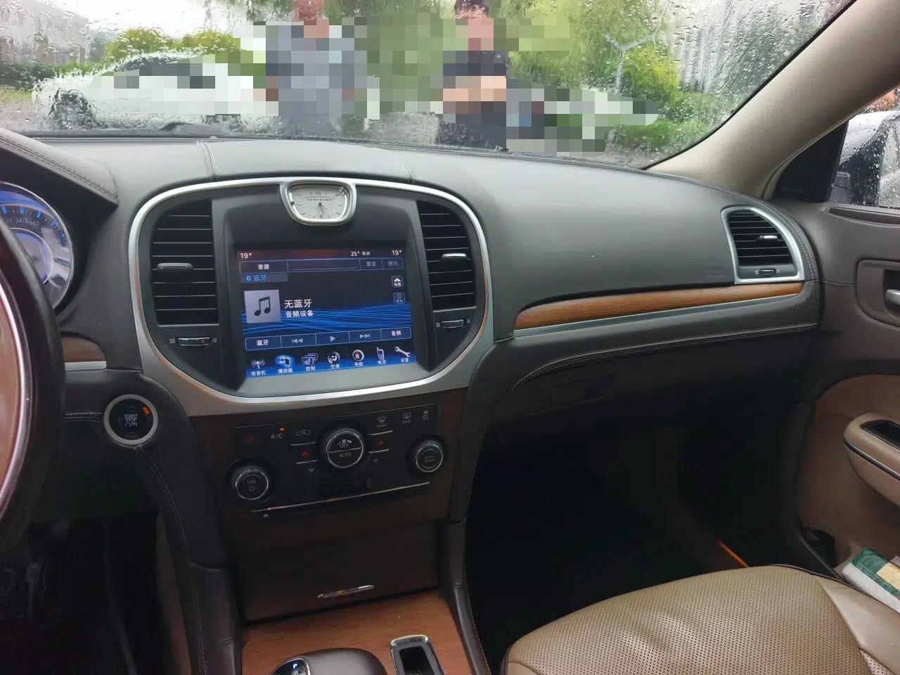 Chrysler 300C 2014 3.0L Excellence Edition — миниатюра 13