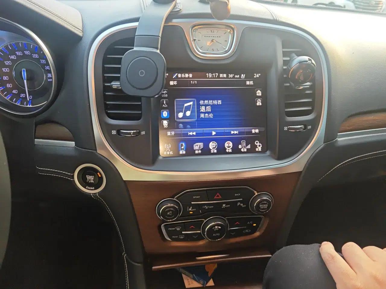 Chrysler 300C 2016 3.0L Supreme Edition — миниатюра 13