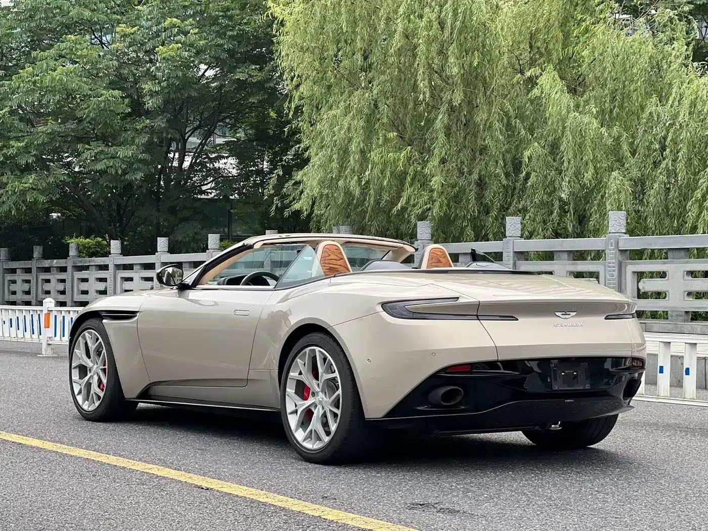 Aston Martin DB11 2019 4.0T V8 Volante — миниатюра 9