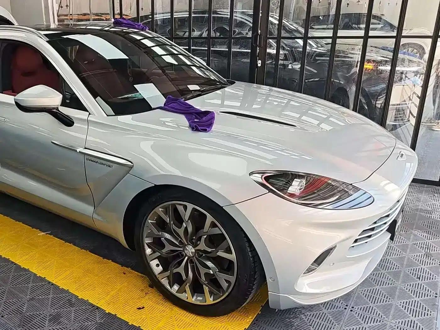 Aston Martin DBX 2023 3.0T STRAIGHT-SIX — миниатюра 2