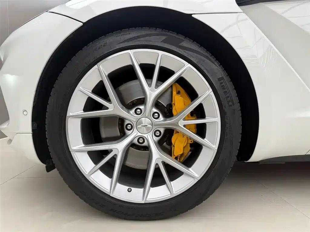Aston Martin DBX 2020 4.0T V8 — миниатюра 13