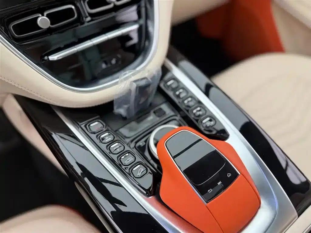 Aston Martin DBX 2020 4.0T V8 — миниатюра 7