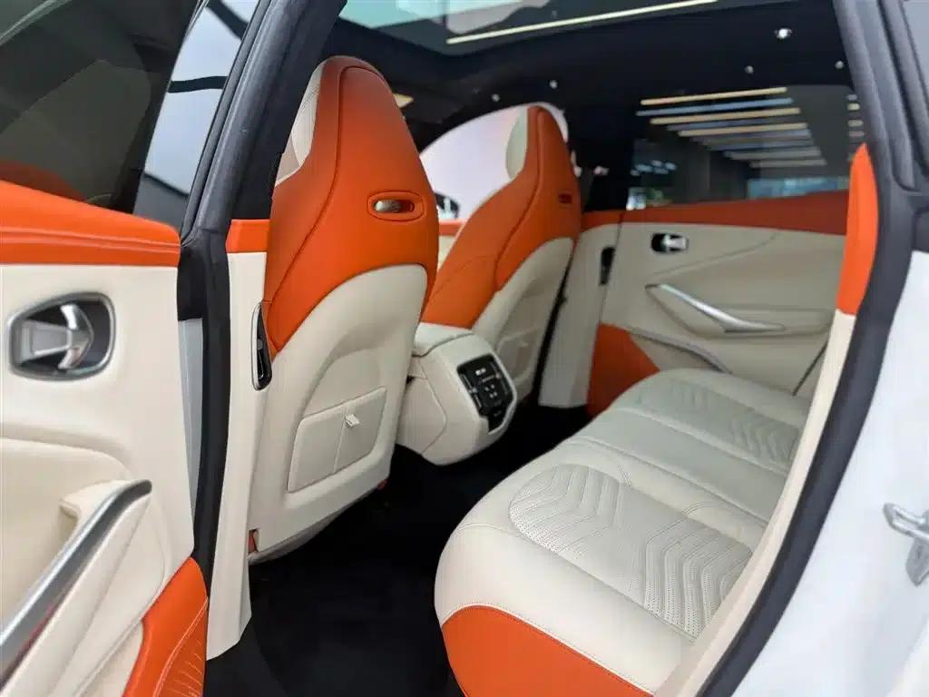 Aston Martin DBX 2020 4.0T V8 — миниатюра 9