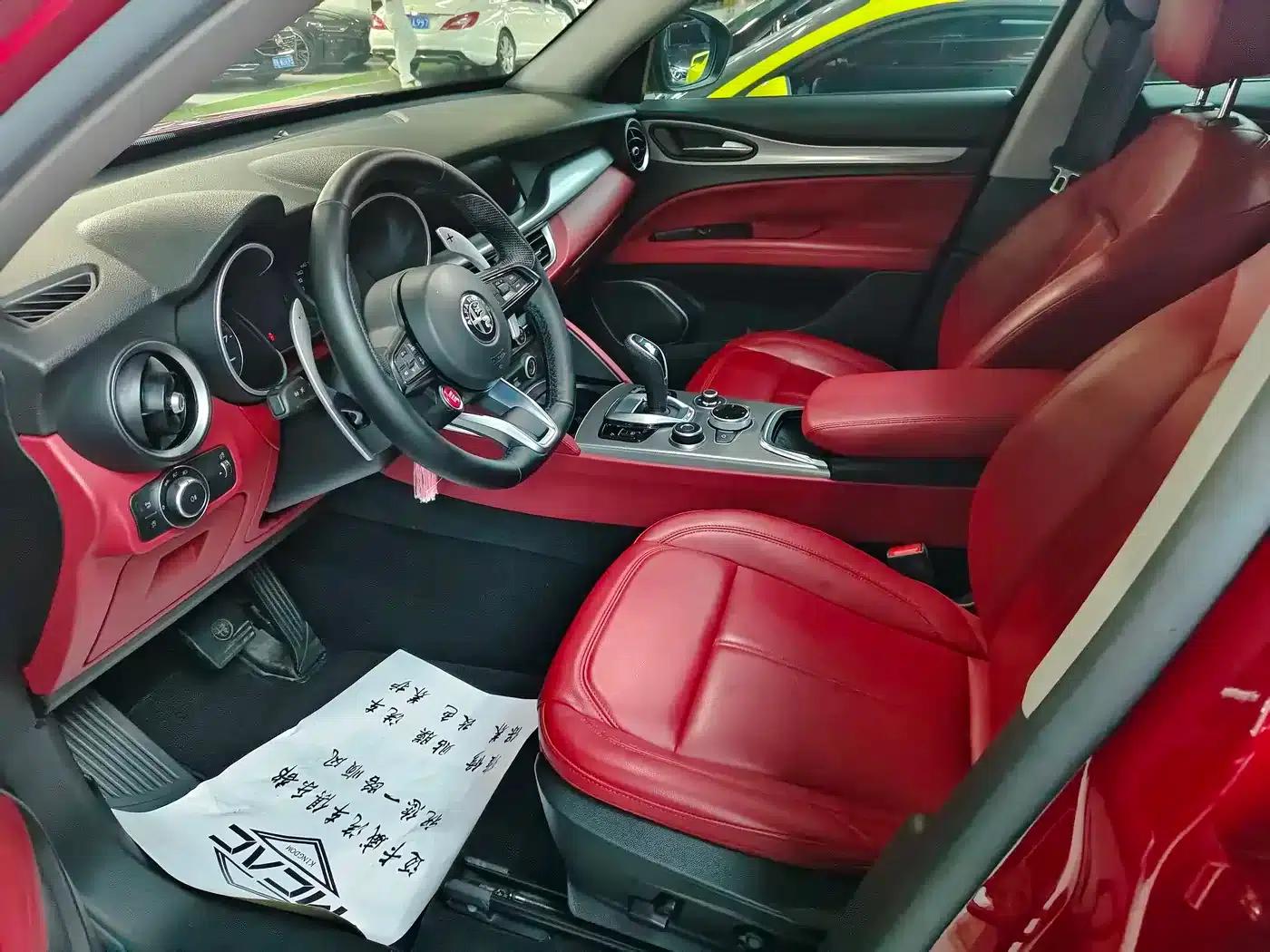 2019 Stelvio 2.0T 280HP Black Package Limited Edition — миниатюра 5