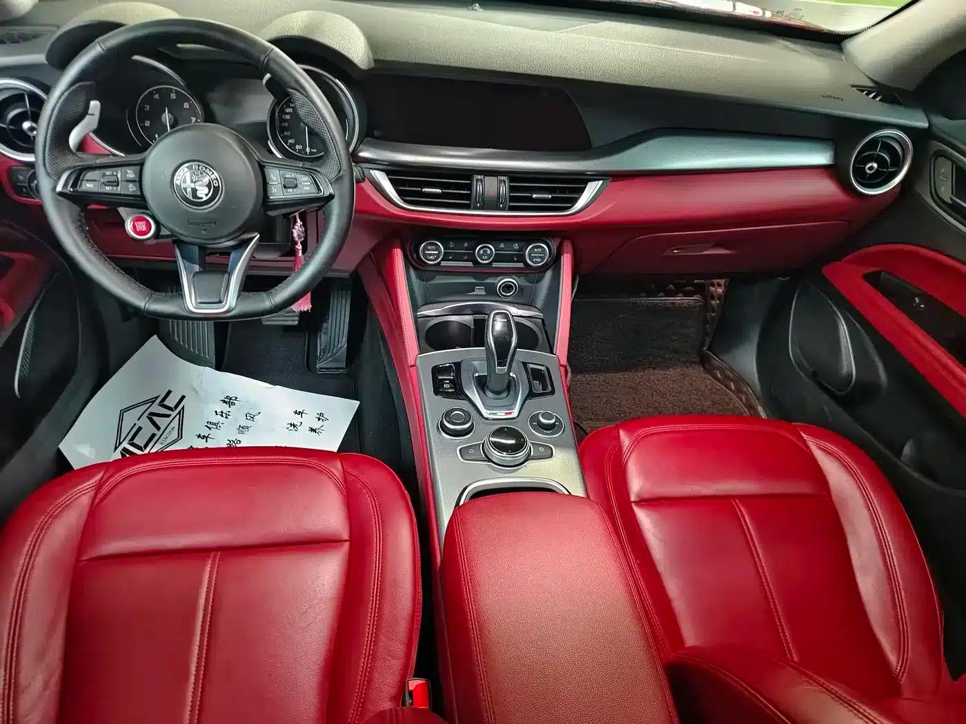 2019 Stelvio 2.0T 280HP Black Package Limited Edition — миниатюра 6