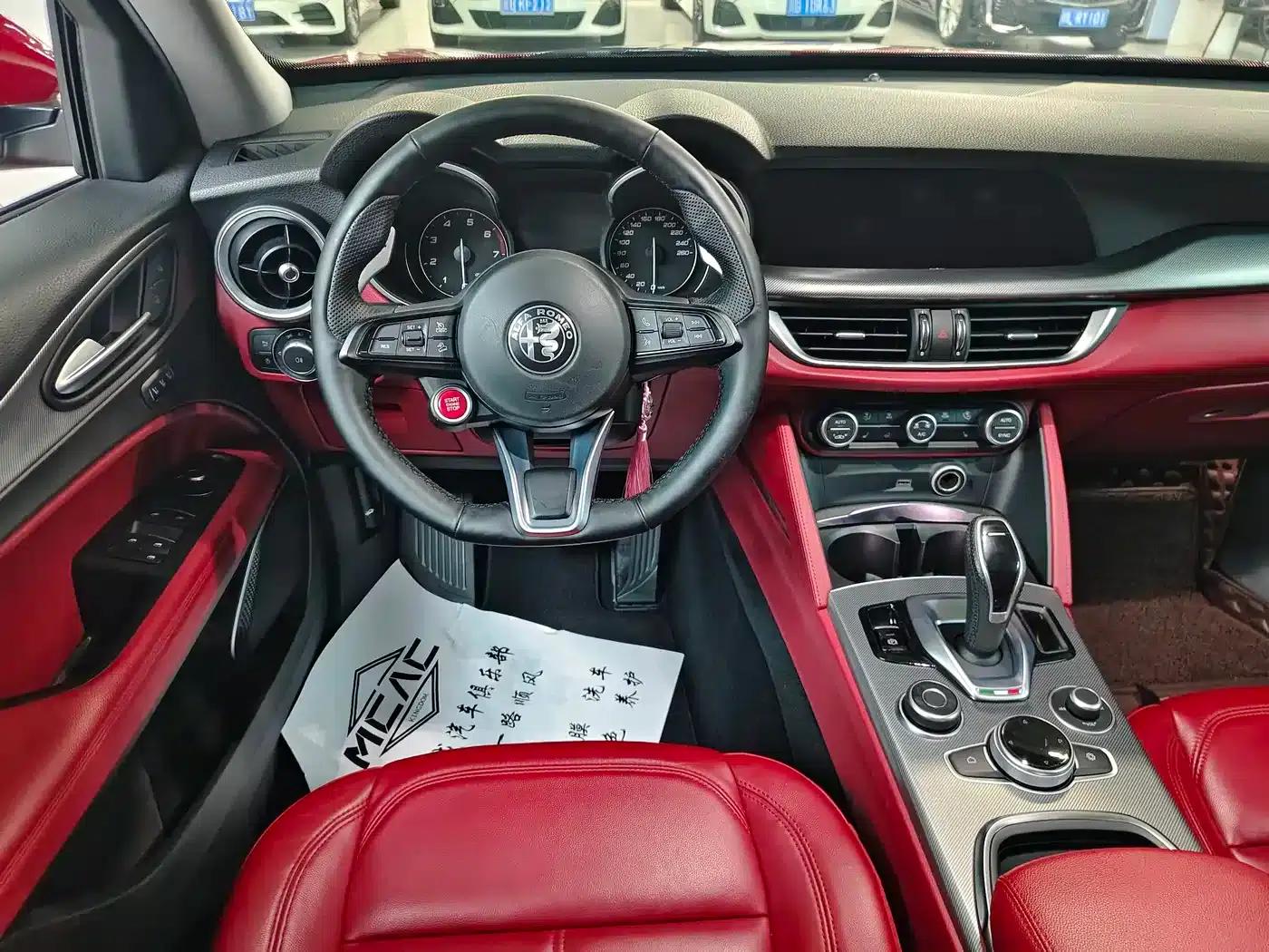 2019 Stelvio 2.0T 280HP Black Package Limited Edition — миниатюра 7