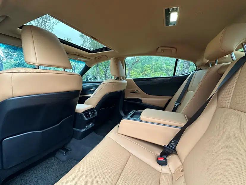 Lexus ES 2023 200 Excellence Edition — миниатюра 32