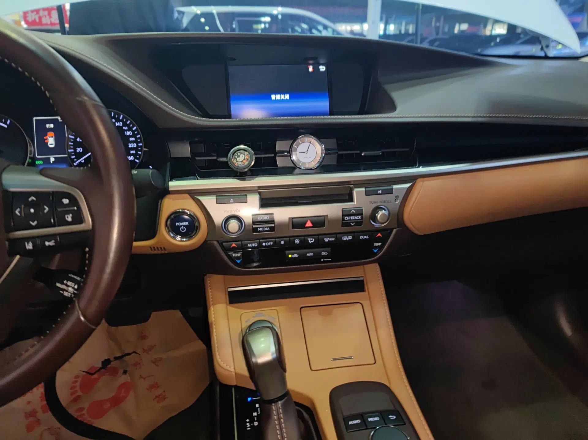 Lexus ES 2015 300h Comfort Edition — миниатюра 15