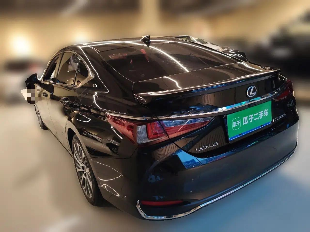 Lexus ES 2020 300h Premium Edition — миниатюра 4