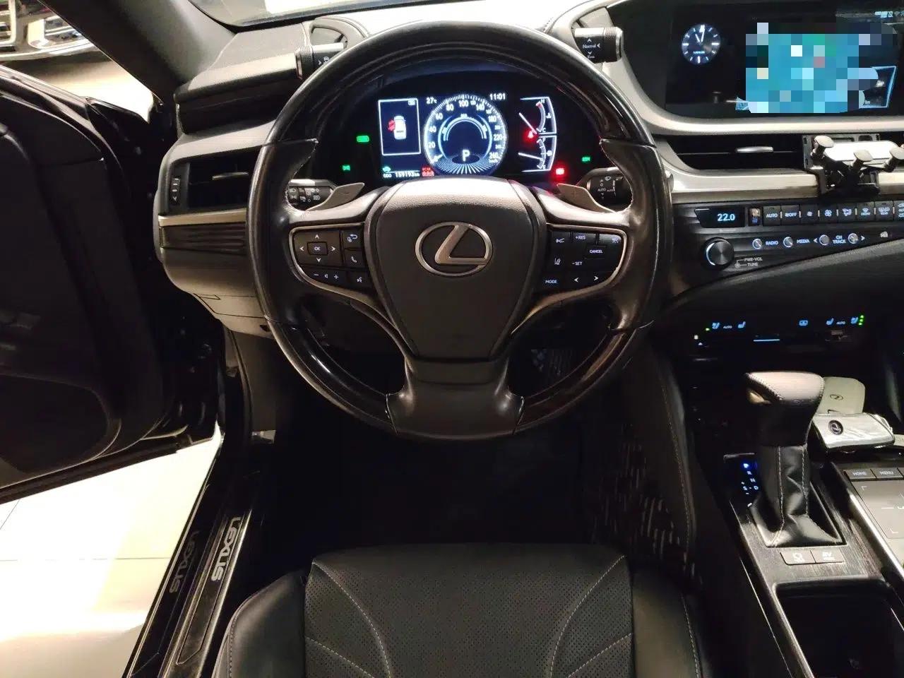 Lexus ES 2020 300h Premium Edition — миниатюра 10