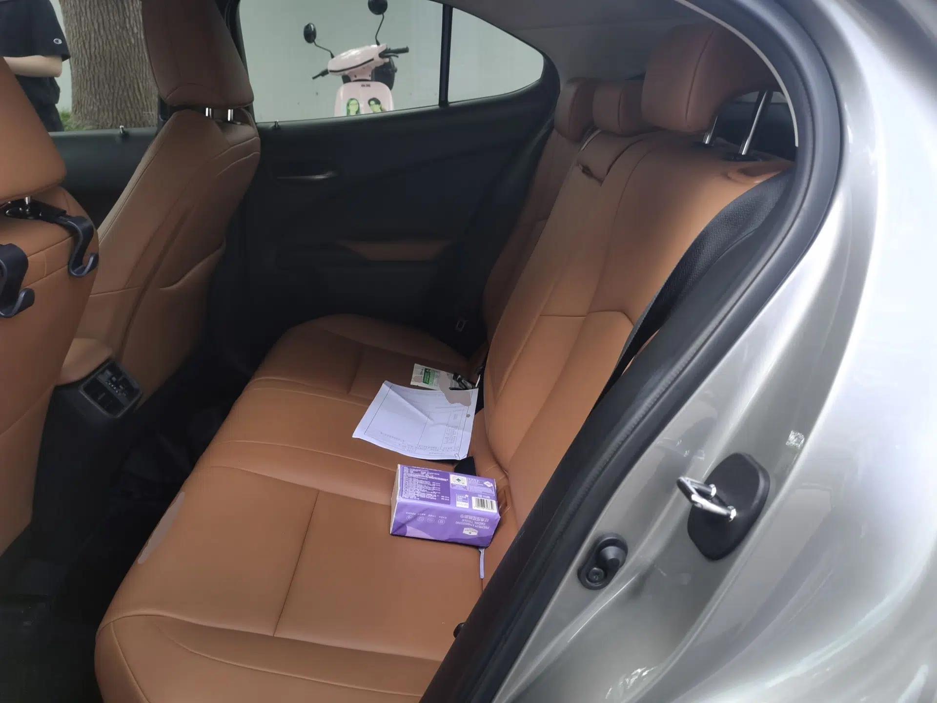 Lexus UX 2020 260h Explore & Adventure Edition — миниатюра 17
