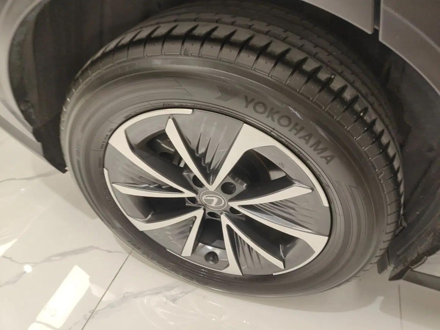 Lexus RZ 2023 450e All-Wheel Drive Luxury Edition — миниатюра 11