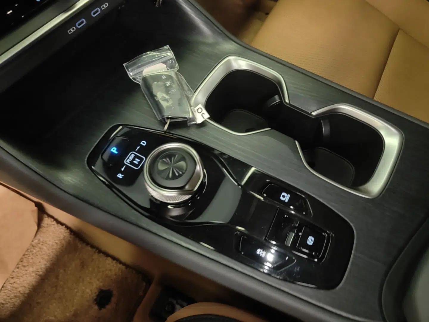 Lexus RZ 2023 450e All-Wheel Drive Luxury Edition — миниатюра 16