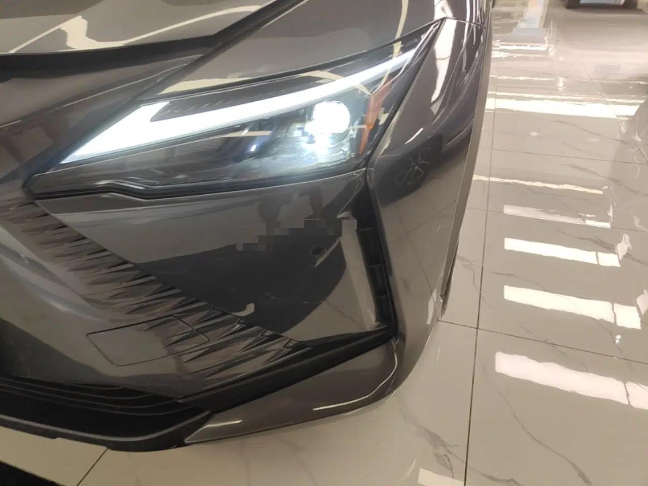 Lexus RZ 2023 450e All-Wheel Drive Luxury Edition — миниатюра 8