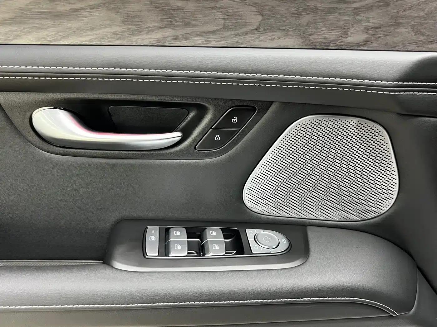 Wenjie M5 2022 Extended Range AWD Performance Edition — миниатюра 18