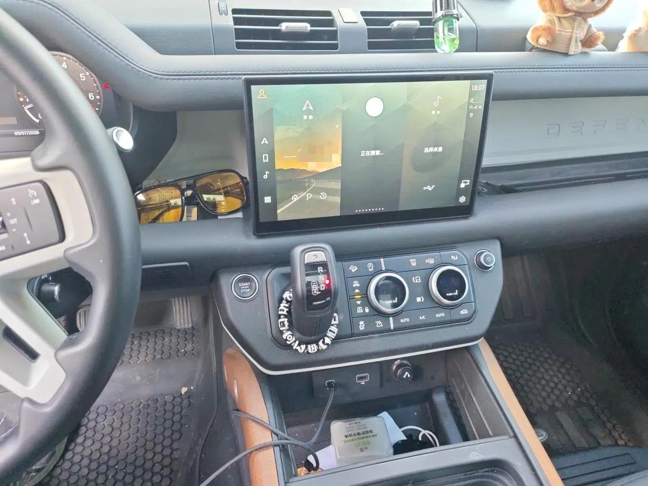Land Rover Defender 2023 Facelift 110 3.0T P400 Dark Edition — миниатюра 13