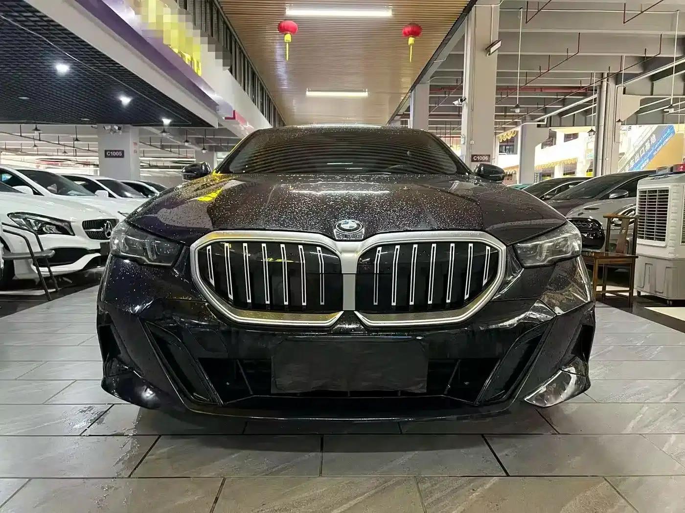 2025 BMW 5 Series 530Li Leading Edition M Sport Package — миниатюра 3