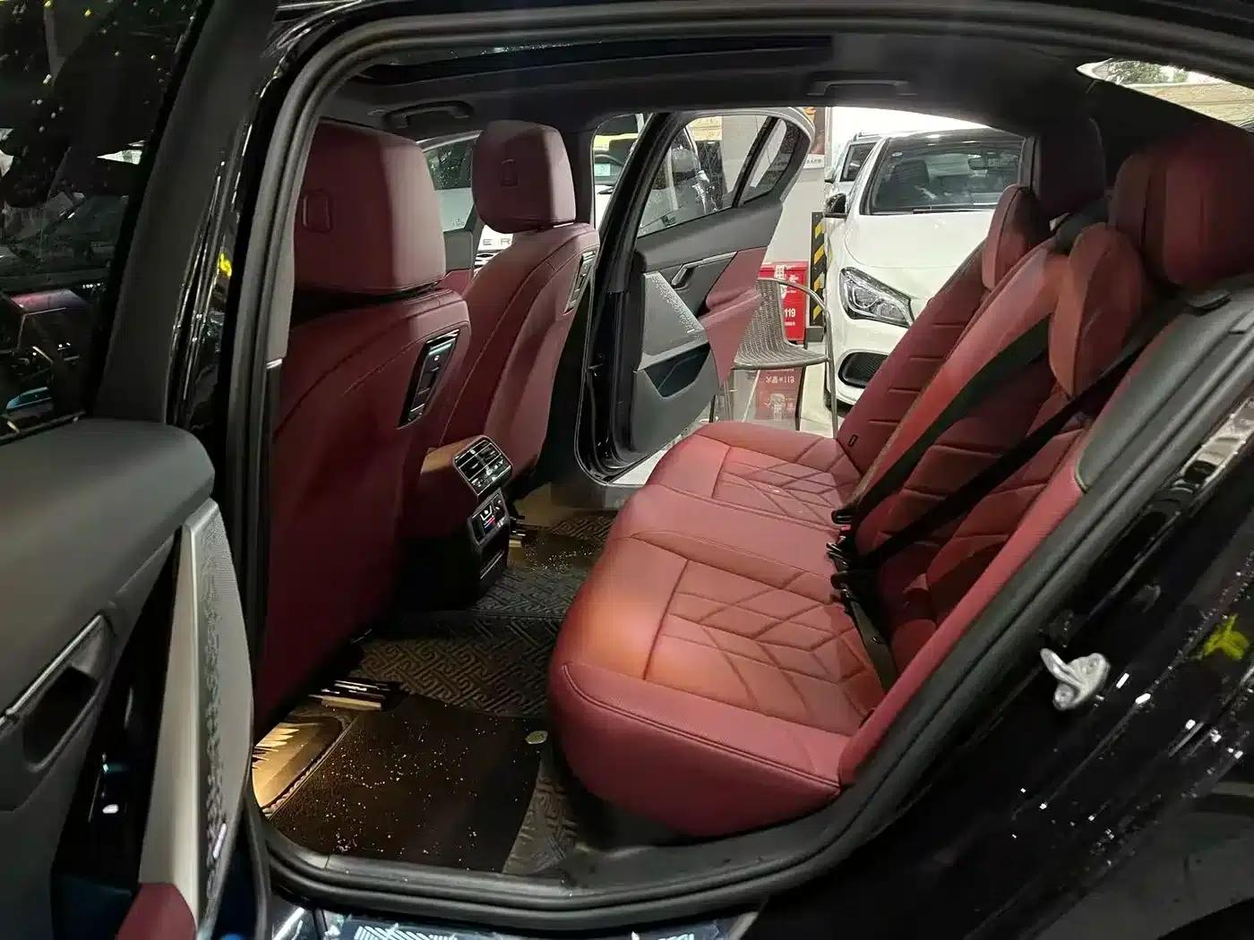 2025 BMW 5 Series 530Li Leading Edition M Sport Package — миниатюра 9