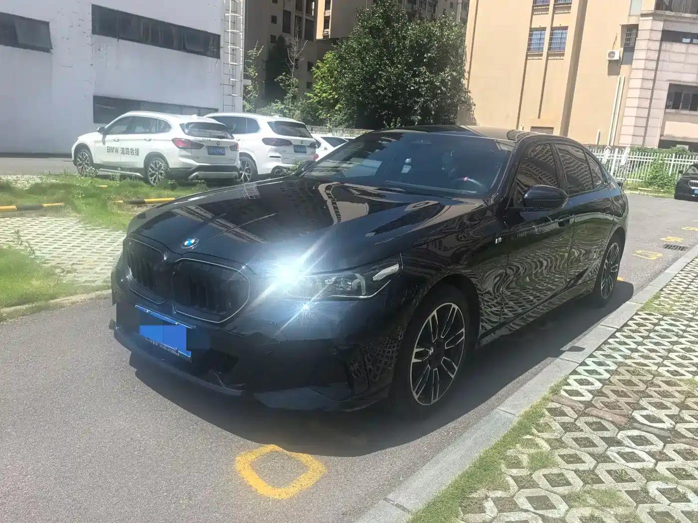 2025 BMW 5 Series 530Li Leading Edition M Sport Package — миниатюра 1