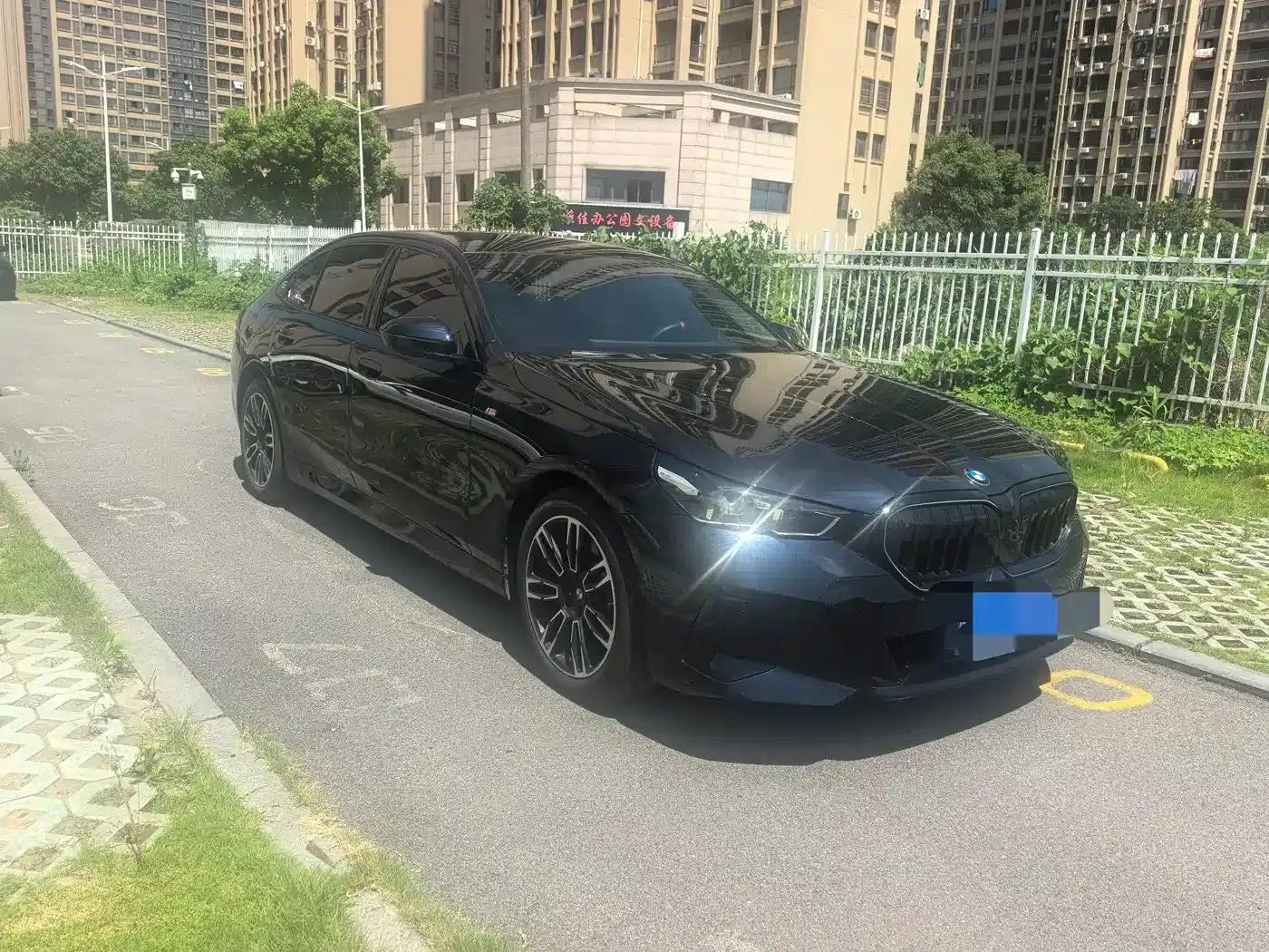 2025 BMW 5 Series 530Li Leading Edition M Sport Package — миниатюра 2