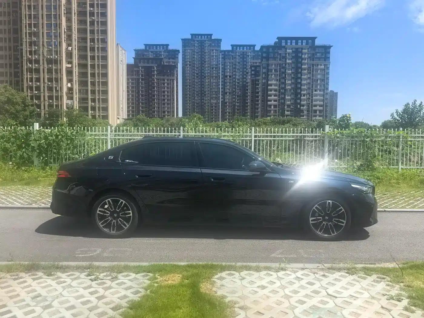 2025 BMW 5 Series 530Li Leading Edition M Sport Package — миниатюра 14