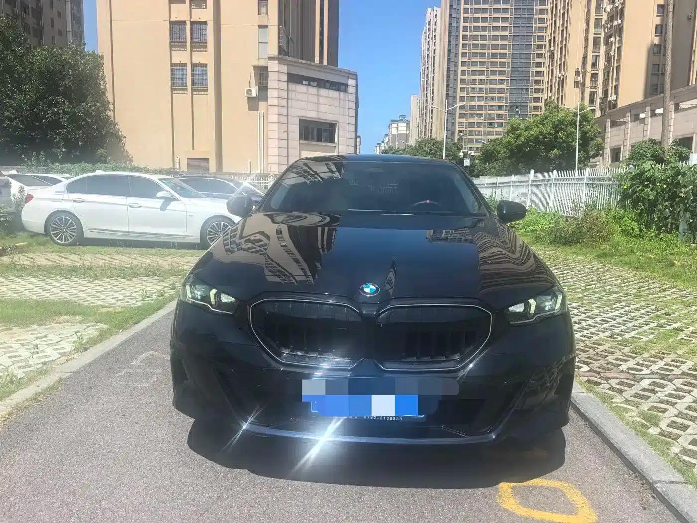 2025 BMW 5 Series 530Li Leading Edition M Sport Package — миниатюра 3