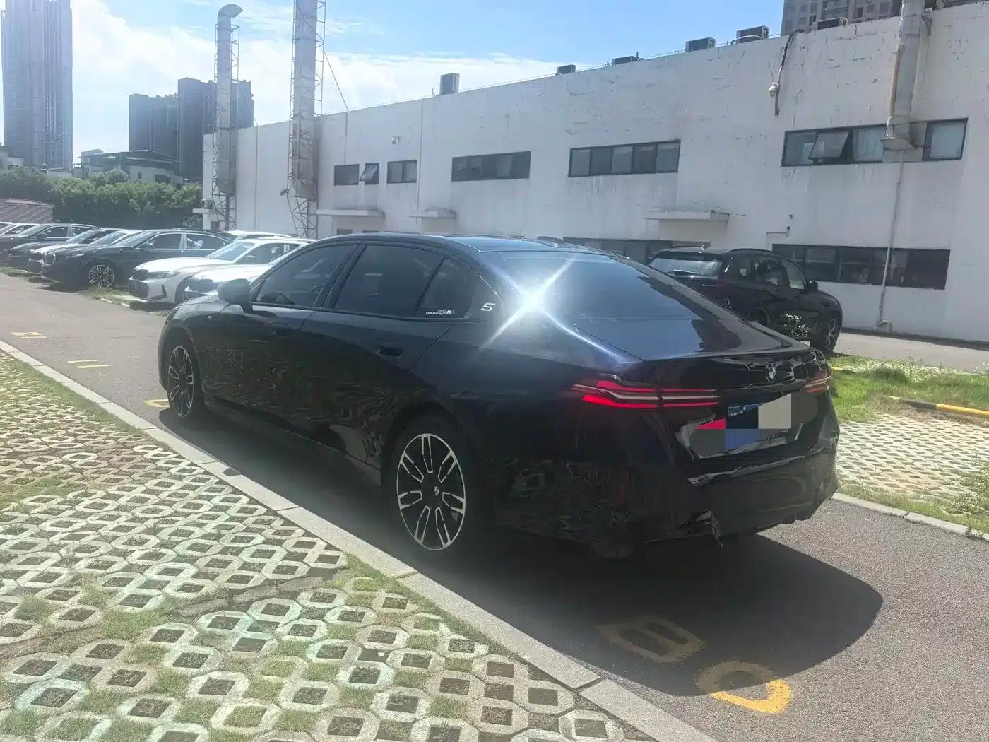 2025 BMW 5 Series 530Li Leading Edition M Sport Package — миниатюра 4