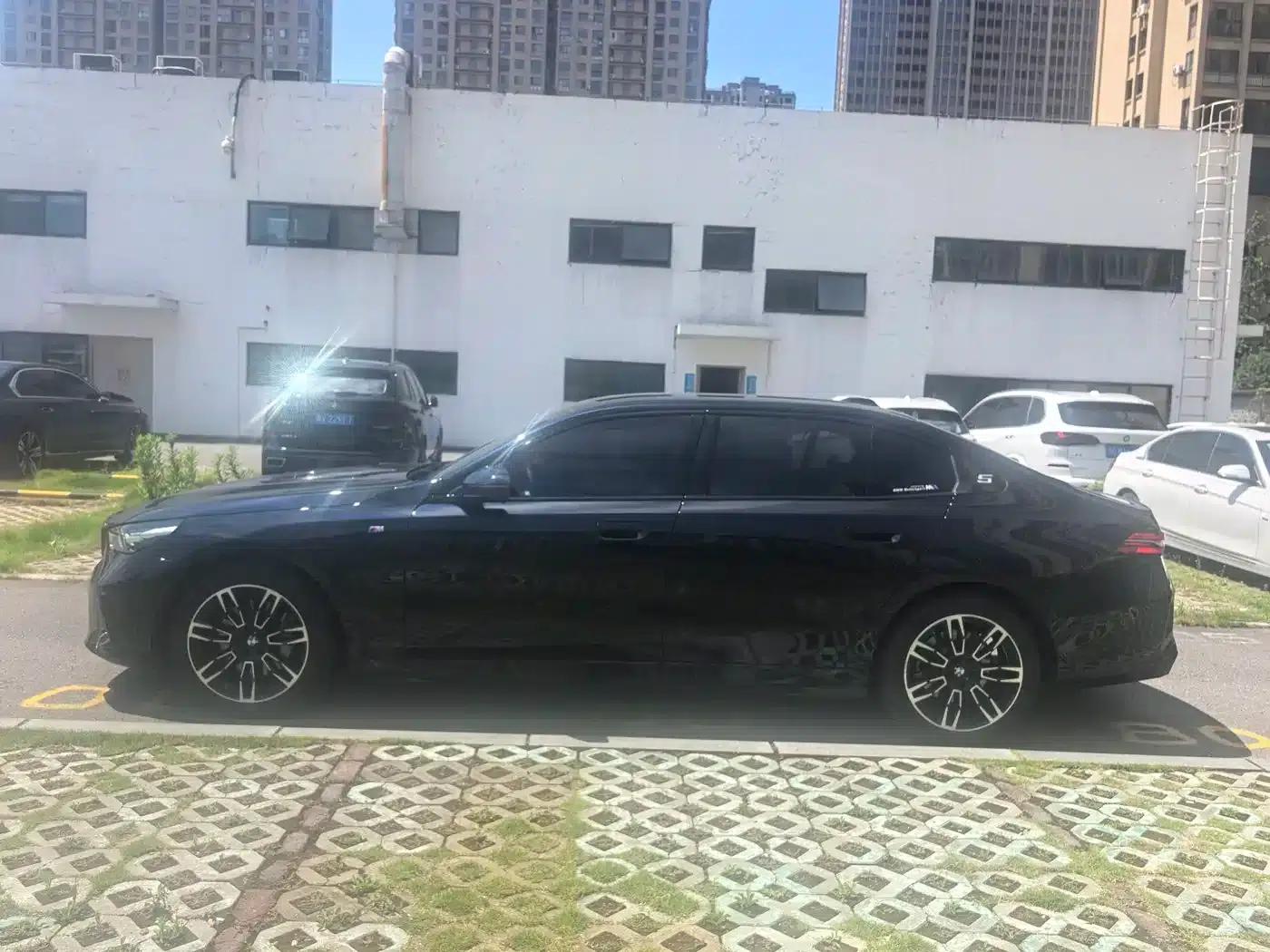 2025 BMW 5 Series 530Li Leading Edition M Sport Package — миниатюра 7