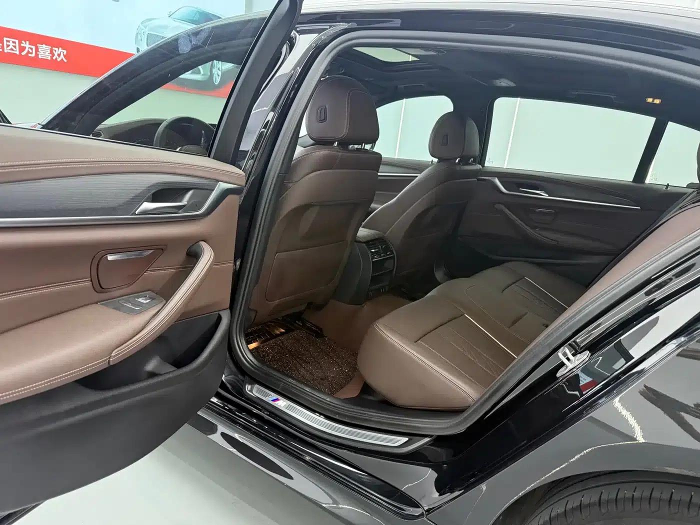 2022 BMW 5 Series 530Li Leading Edition M Sport Package — миниатюра 6