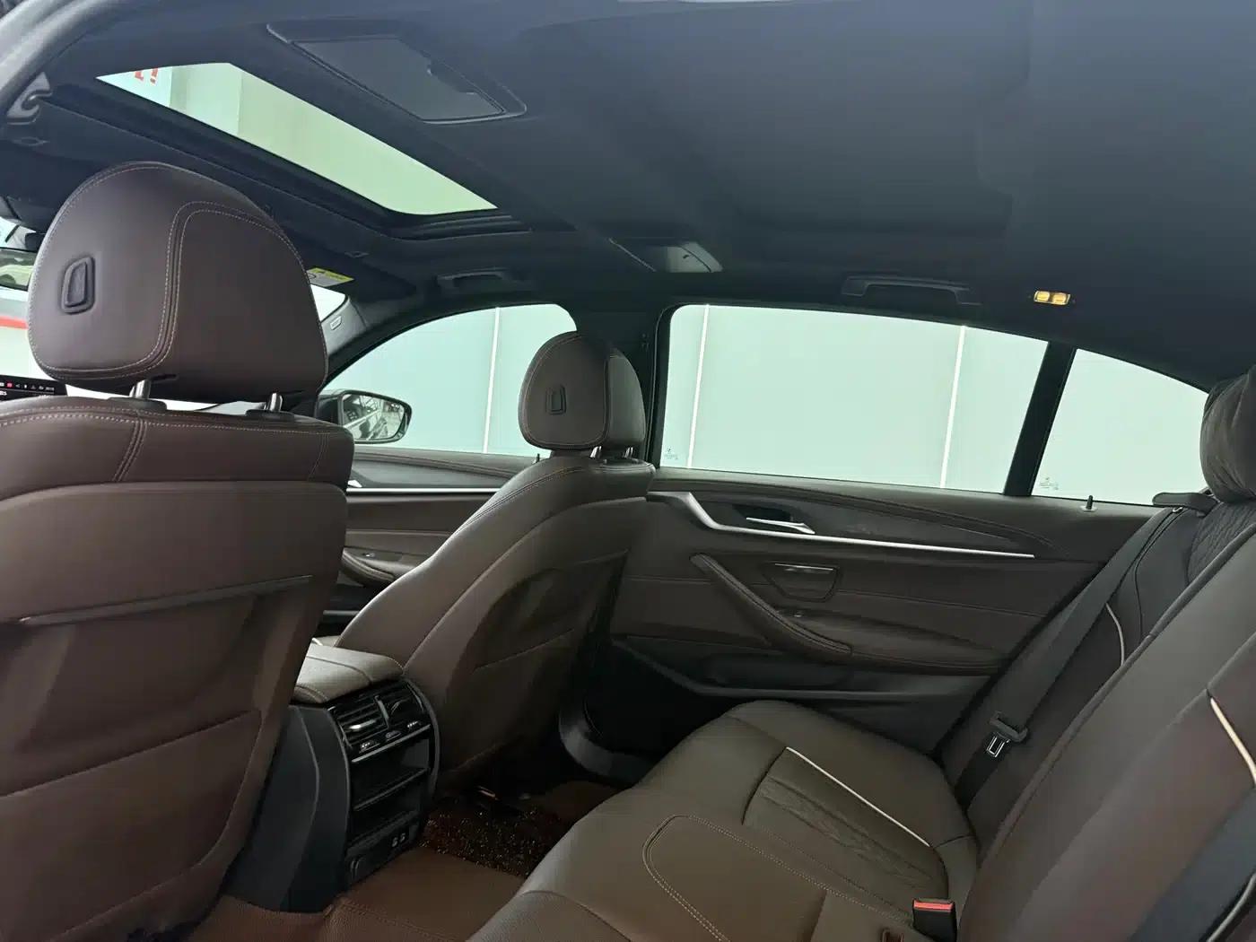 2022 BMW 5 Series 530Li Leading Edition M Sport Package — миниатюра 7