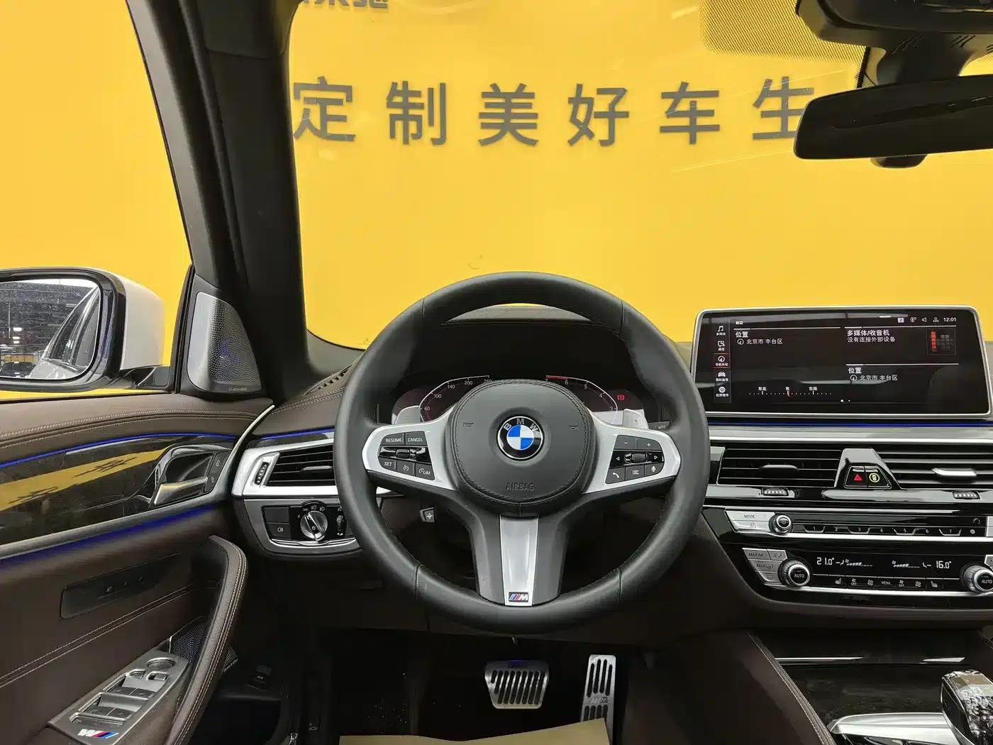 2022 BMW 5 Series 530Li xDrive M Sport Package — миниатюра 10