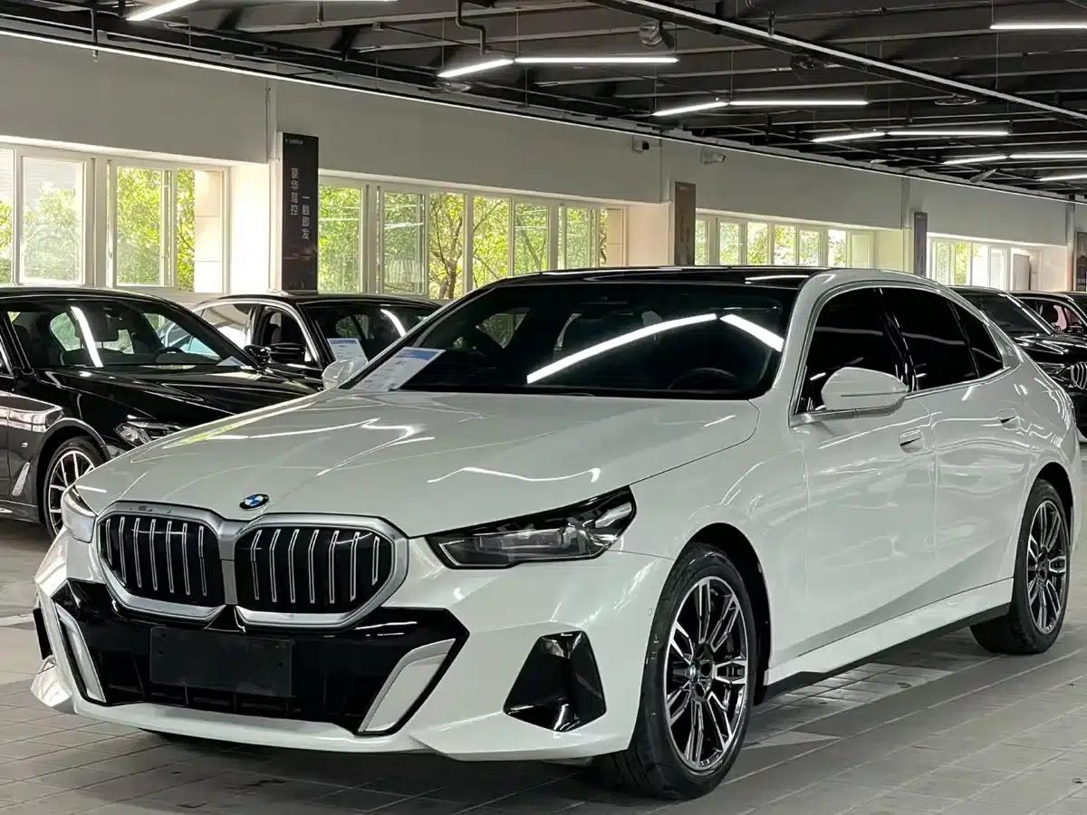 2024 BMW 5 Series 525Li M Sport Package — миниатюра 1