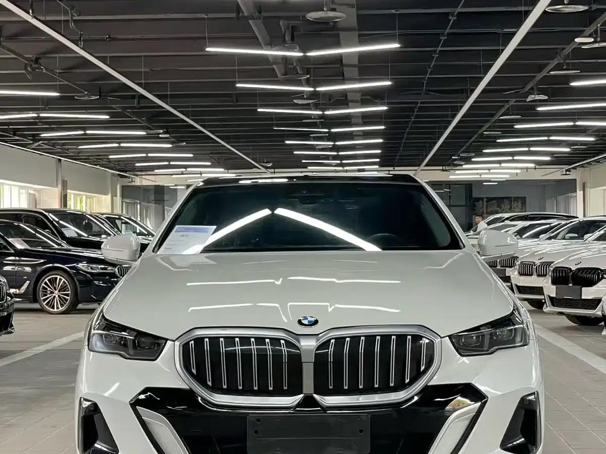 2024 BMW 5 Series 525Li M Sport Package — миниатюра 2