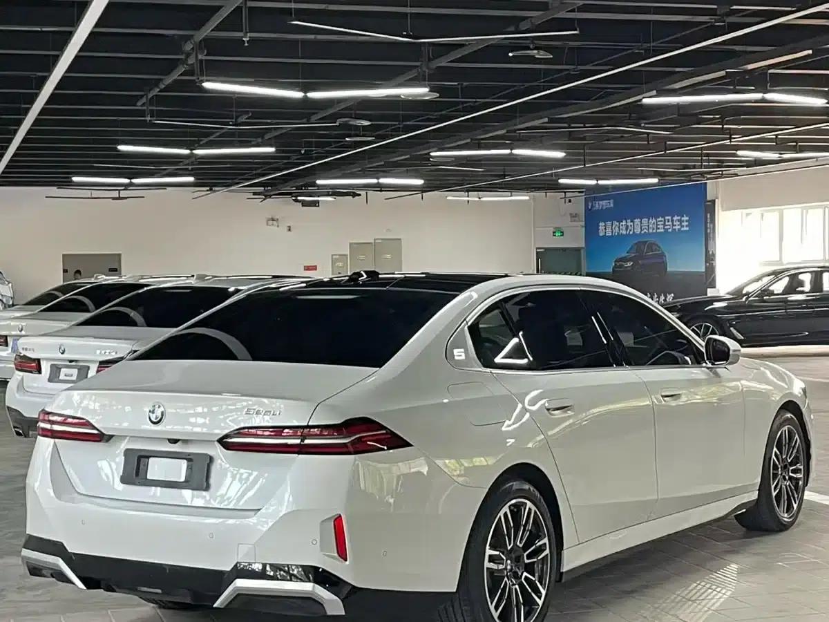 2024 BMW 5 Series 525Li M Sport Package — миниатюра 4