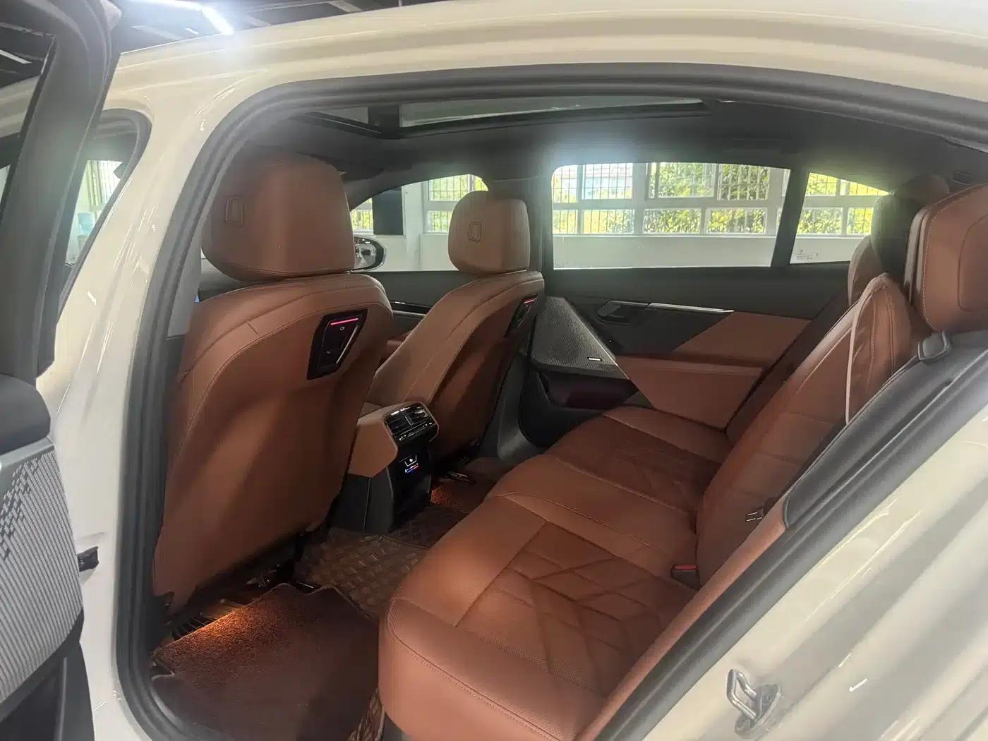 2024 BMW 5 Series 525Li M Sport Package — миниатюра 7
