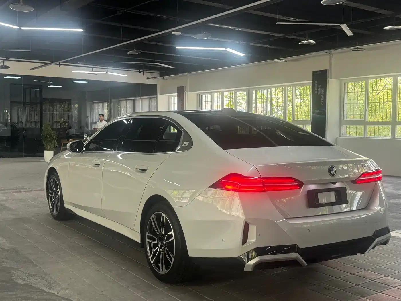 2024 BMW 5 Series 525Li M Sport Package — миниатюра 9