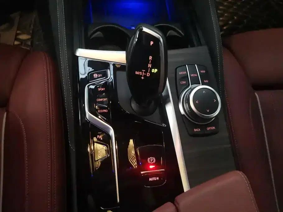 2022 BMW 5 Series 530Li Luxury M Sport Package — миниатюра 16