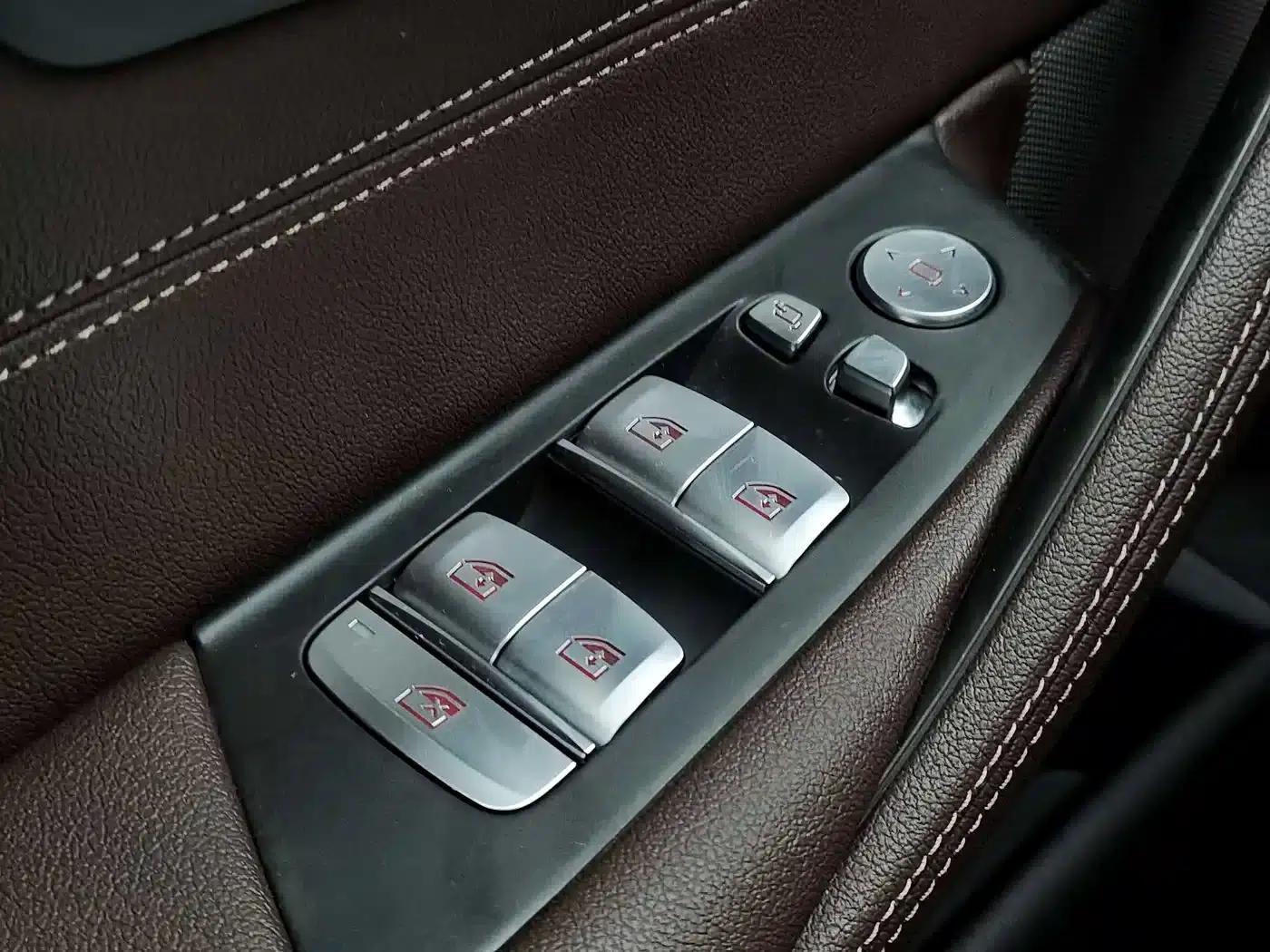2022 BMW 5 Series 530Li Leading Edition M Sport Package — миниатюра 23