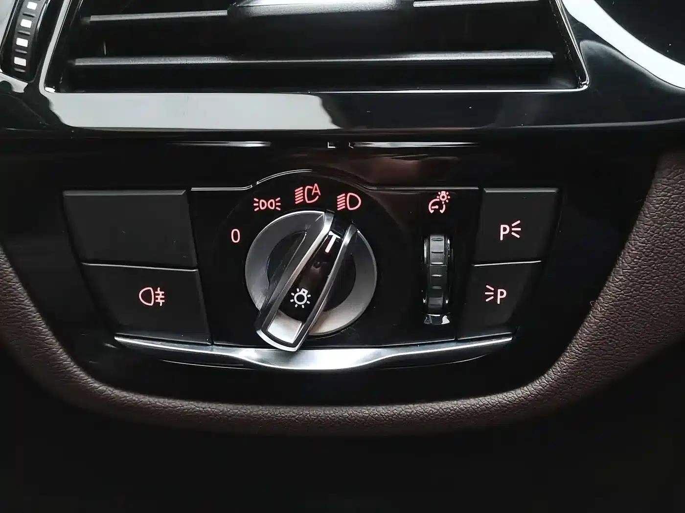 2022 BMW 5 Series 530Li Leading Edition M Sport Package — миниатюра 25