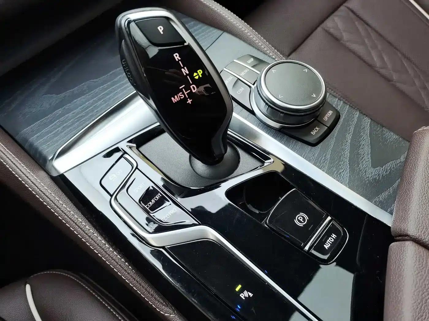 2022 BMW 5 Series 530Li Leading Edition M Sport Package — миниатюра 28