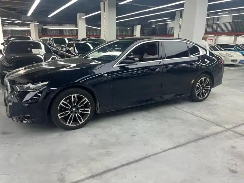2024 BMW 5 Series 525Li M Sport Package — миниатюра 2