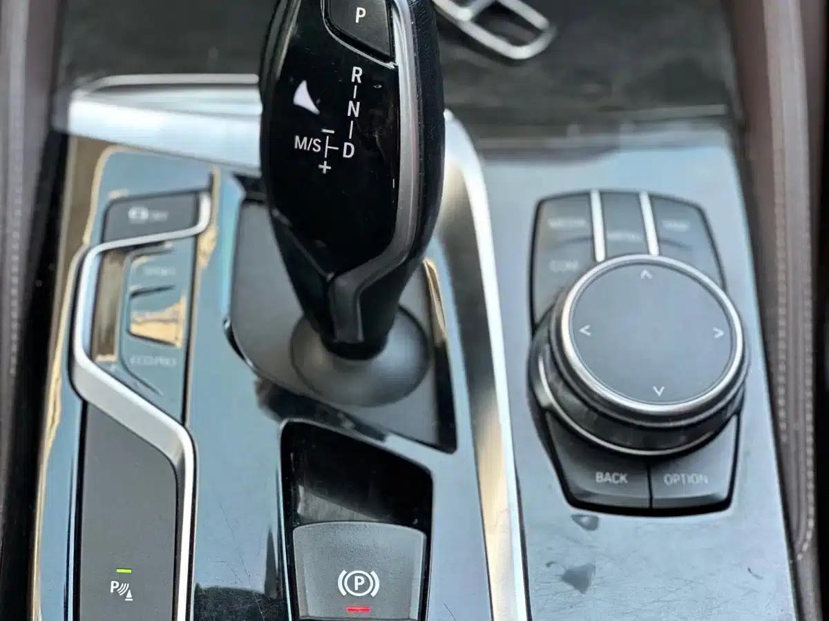 2019 BMW 5 Series 525Li M Sport Package — миниатюра 17
