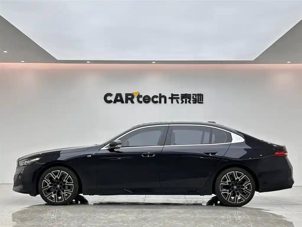 2024 BMW 5 Series 530Li Luxury M Sport Package — миниатюра 2