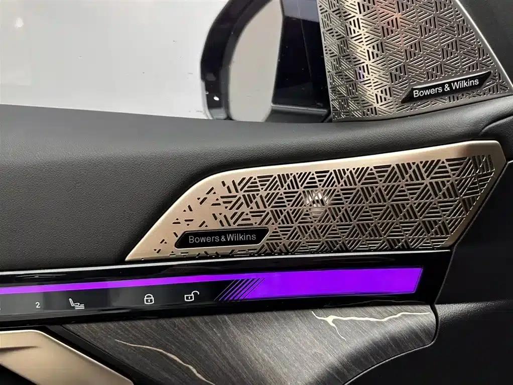 2024 BMW 5 Series 530Li Luxury M Sport Package — миниатюра 15