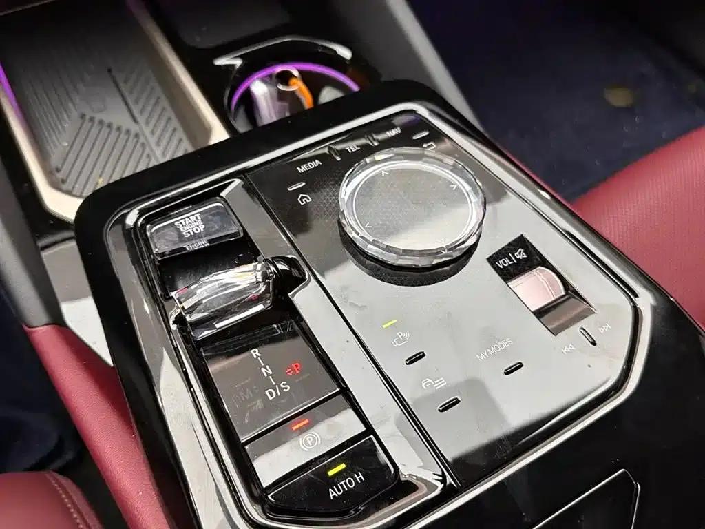 2024 BMW 5 Series 530Li Luxury M Sport Package — миниатюра 16