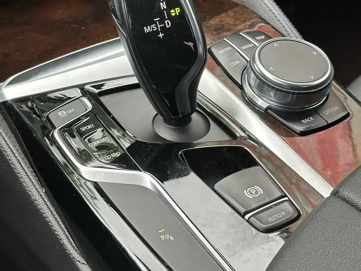 2018 BMW 5 Series 525Li Luxury Package — миниатюра 12